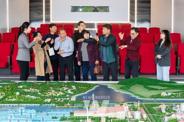 육영서 광양제철소 철강해설사가 수어와 모형대를 활용해 광양제철소의 철강생산공정에 대해 설명하고 있다.