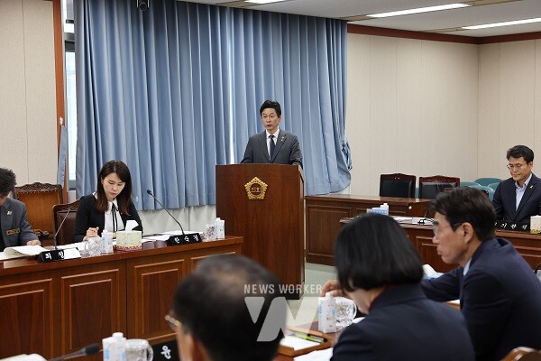 4월 16일 이철 경제관광문화위원장이 소관 상임위 심사에서 제안설명을 하고 있다.