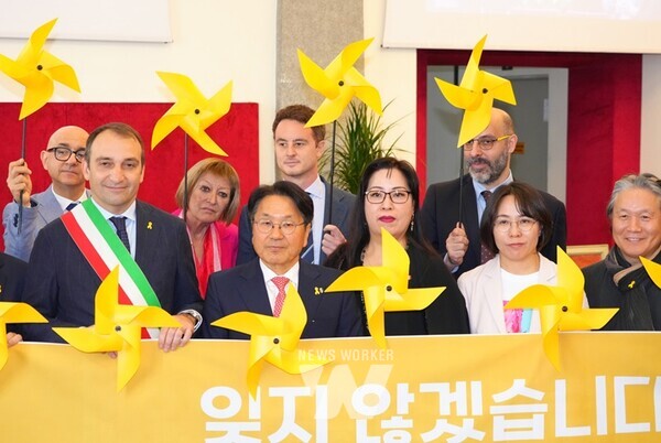 강기정 광주광역시장과 스테파노 로 루쏘 토리노시장 등이 15일(현지시간) 토리노시청에서 ‘광주시-토리노시 우호협력 협정’을 체결한 뒤 세월호 참사 10주기 희생자들을 추모하고 있다./광주광역시 제공