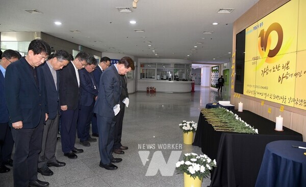 고광완 광주광역시 행정부시장 등 간부공무원들이 16일 오전 시청 시민홀에 마련된 세월호참사 10주기 분향소를 찾아 헌화와 묵념을 하고 있다./광주광역시 제공