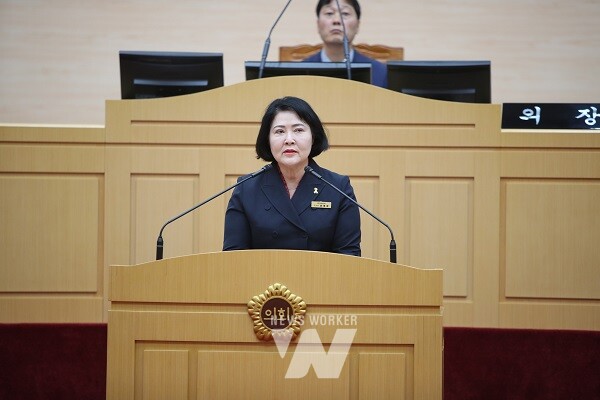 윤명희 전남도의원이 16일 전라남도의회 본회의장에서 ‘아동·청소년 성범죄 사각지대 없는 사회안전망 구축 강화 촉구 건의안’을 발의하고 있다