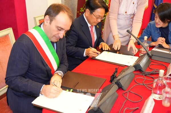 강기정 광주광역시장과 스테파노 로 루쏘 토리노시장이 15일(현지시간) 이탈리아 토리노시청에서 ‘광주시-토리노시 우호협력 협정서’에 서명하고 있다./광주광역시 제공