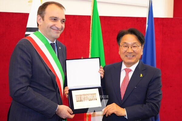 강기정 광주광역시장과 스테파노 로 루쏘 토리노시장이 15일(현지시간) 이탈리아 토리노시청에서 ‘광주시-토리노시 우호협력 협정’을 체결한 뒤 선물을 교환하고 있다./광주광역시 제공
