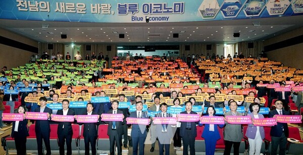 전라남도는 16일 도청 김대중강당에서 한국공인중개사협회 전남도회와 함께 전세 사기 예방 및 중개서비스 개선을 위한 결의대회를 가졌다.