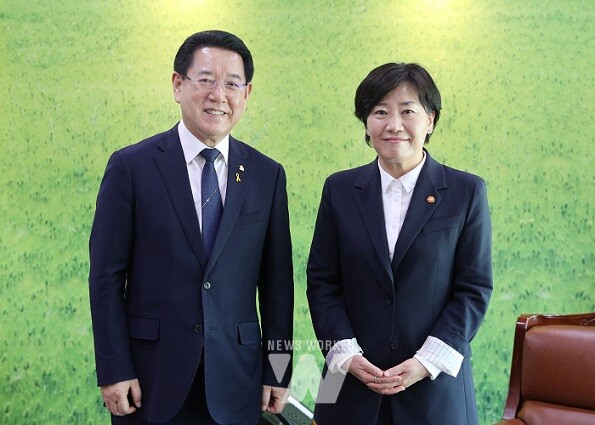 김영록 전라남도지사가 16일 정부세종청사에서 송미령 농림축산식품부 장관을 만나 AI 첨단 농·축산업 융복합 지구 조성, 대규모 영농형 태양광 공동 선도사업 등 전남 주요 현안 사업에 대해 건의했다.