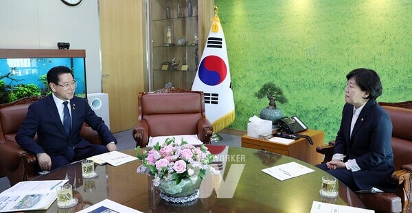 김영록 전라남도지사가 16일 정부세종청사에서 송미령 농림축산식품부 장관을 만나 AI 첨단 농·축산업 융복합 지구 조성, 대규모 영농형 태양광 공동 선도사업 등 전남 주요 현안 사업에 대해 건의했다.