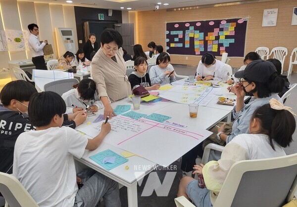광주광역시(시장 강기정)는 최근(4월13일) 시청 중회의실에서 아동·청소년과 시민 등 80여 명이 참석한 가운데 ‘아동친화도시 광주 조성을 위한 시민참여 토론회’를 개최했다.