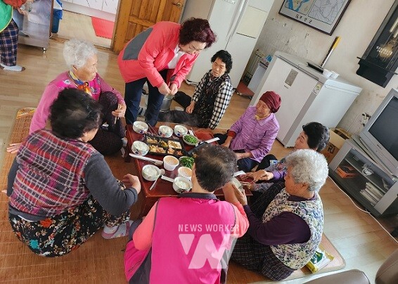 일로읍 복룡5리 마을회관에서 공동급식중인 주민들