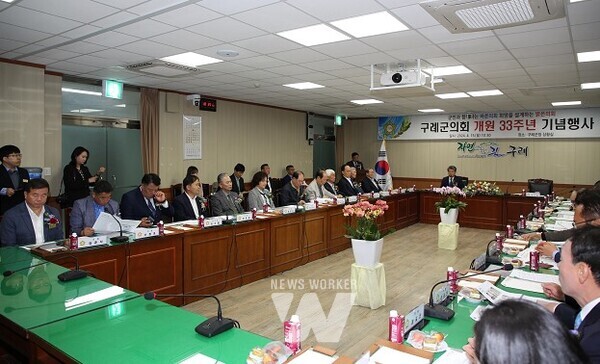 구례군의회(의장 유시문)는 구례군청 상황실에서 구례군의회 개원 33주년을 맞아 기념행사를 개최했다