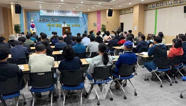 전남 보성군은 지난 16일 농업기술센터 대강당에서 입학생 84명이 참여한 가운데 ‘제14회 보성생명농업대학 입학식’을 개최했다 (김철우 군수가 인사말을 하고 있다.)