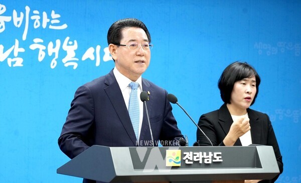 김영록 전라남도지사가 17일 오전 도청 브리핑룸에서 “최근 전라남도 국립의과대학 설립을 위한 정부 추천대학 선정과 관련해 지역 내 논란과 갈등이 커지고 있어, 이해와 협력을 구하고자 한다”며 대도민 호소문을 발표하고 있다.
