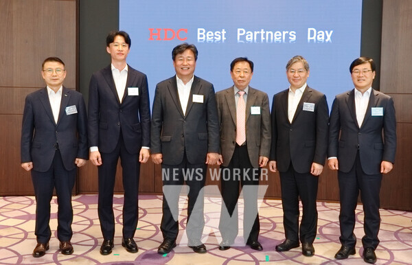 왼쪽부터 조태제 HDC현대산업개발 대표이사, 정규진 야림건설 대표이사, 정재문 신보 대표이사, 오세영 원산건설 대표이사, 최익훈 HDC현대산업개발 대표이사, 김회언 HDC현대산업개발 대표이사