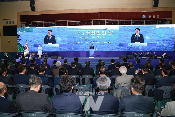 완도군, 제13회 수산인의 날 기념행사 개최(기념사 중인 강도형 해양수산부장관)