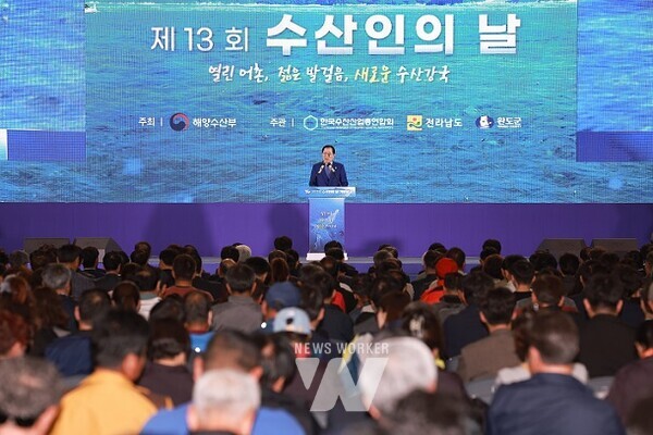 완도군, 제13회 수산인의 날 기념행사 개최(환영사 중인 신우철 군수)