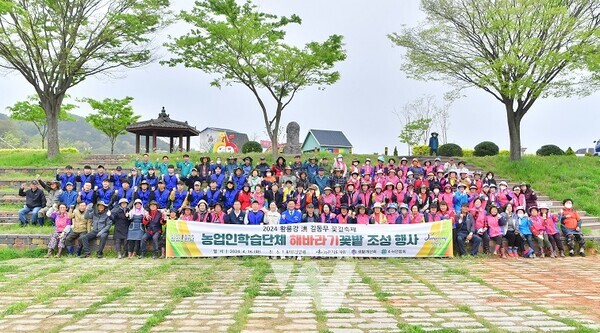 장성군이 군민과 함께 해바라기를 심으며 길동무 꽃길축제 준비를 시작했다