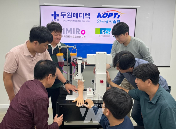 정맥 영상 가이딩 기술을 이용한 고정밀 자동 채혈 로봇