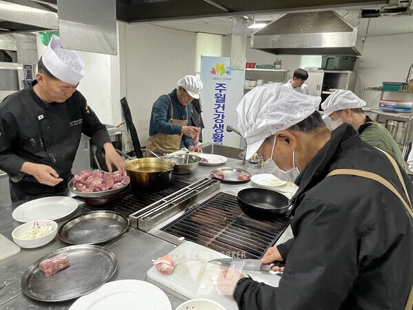 1인 가정에서 음식을 조리하는 요리족이 늘고 있는 가운데 관내 중년 남성을 위한 영양 조리교실이 호응을 얻고 있다