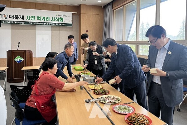 축제장 입점 업체가 준비한 축제음식을 보성군 김규웅 부군수가 시식에 참여하고 있다