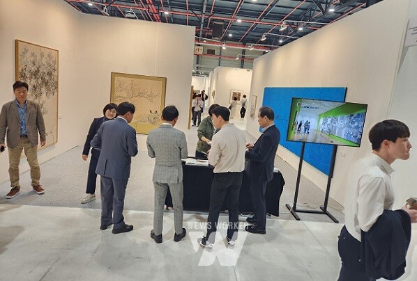 전라남도문화재단(전남국제수묵비엔날레사무국)은 「2025전남국제수묵비엔날레」의 성공 개최 붐업 조성을 위해 18일부터 오는 21일까지 국제 아트페어 ‘ART OnO 2024’(서울 SETEC) 등 수도권에서 수묵전시 및 홍보활동을 펼친다