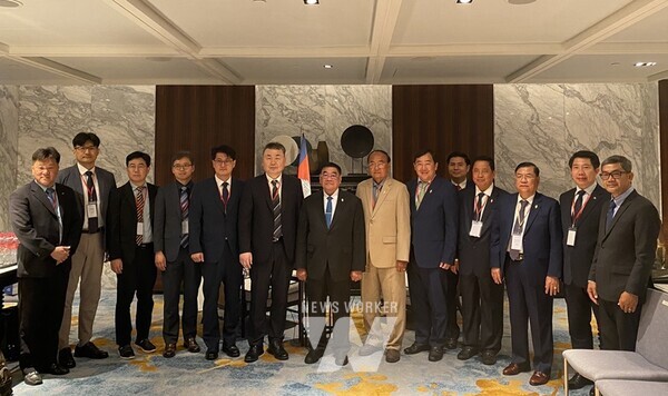 안정호 한국수자원공사 그린인프라부문장(사진 왼쪽 여섯 번째)이 4월 18일 캄보디아 프놈펜 현지에서 첨 옙(H.E. Cheam Yeap) 캄보디아 국회 부의장(사진 왼쪽 일곱 번째)과 캄보디아 ‘국가 물 비전 세미나(National Water Vision Seminar)’ 사전환담 후 주요 참석자들과 기념사진을 촬영하고 있다.