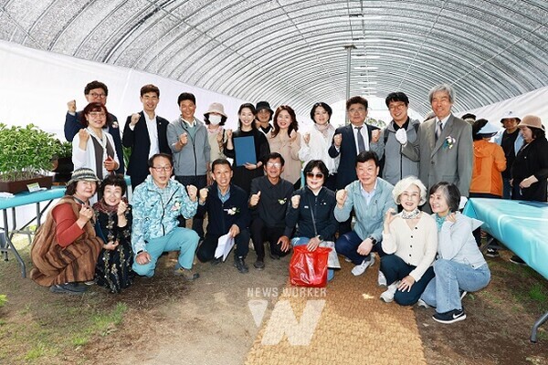 화순군의회(의장 하성동)는 19일 화순 고인돌 봄꽃 축제 성공 기원을 위해 축제 현장을 방문했다