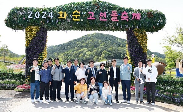 화순군의회(의장 하성동)는 19일 화순 고인돌 봄꽃 축제 성공 기원을 위해 축제 현장을 방문했다