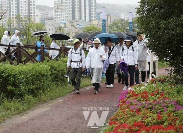 4월 20일 글로컬 미래교육박람회 서포터즈가 서해랑길 17코스 걷기활동을 하고 있다.