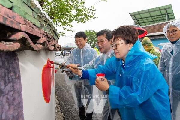 (왼쪽부터) 이동렬 광양제철소장, 정인화 광양시장, 권향엽 국회의원 당선인이 벽화 그리기 봉사를 펼치고 있다.