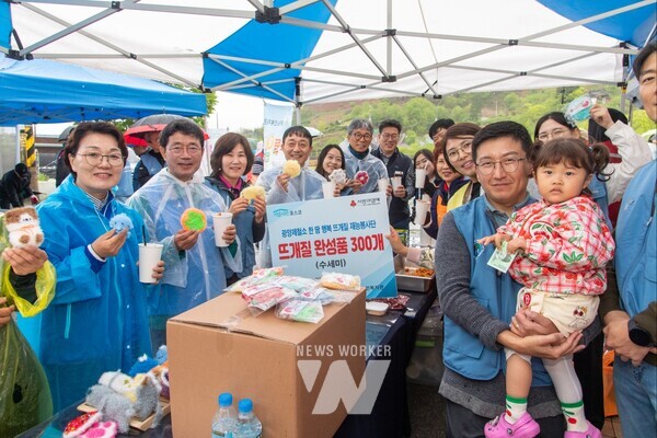 광양제철소 한 땀 행복 뜨개질 재능봉사단이 직접 만든 수세미 300개를 마을에 전달했다.