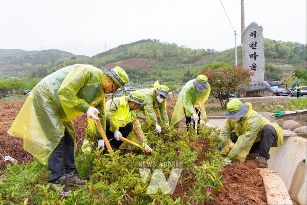 광양제철소가 광양시 이천마을에서 대규모 연합봉사를 진행했다.