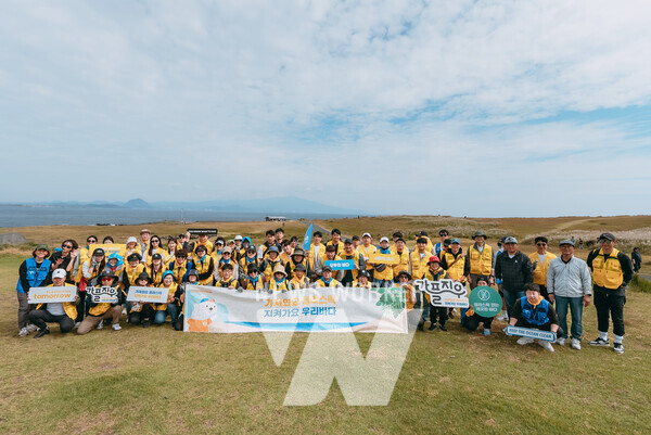 이마트 임직원들이 마라도에서 '가플지우' 캠페인 일환으로 해안정화활동을 진행한 모습