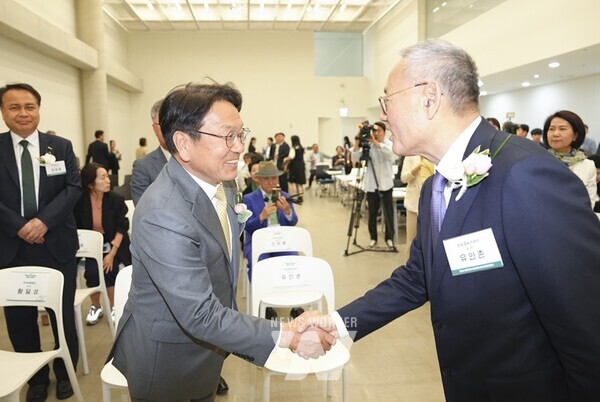 강기정 광주광역시장이 22일 오후 서울 국립현대미술관 서울관 작업실에서 열린 ‘2024 대한민국 미술축제 추진 공동선언문 발표식’에 참석해 유인촌 문화체육관광부 장관과 악수를 하고 있다./광주광역시 제공강기정 광주광역시장이 22일 오후 서울 국립현대미술관 서울관 작업실에서 열린 ‘2024 대한민국 미술축제 추진 공동선언문 발표식’에 참석해 유인촌 문화체육관광부 장관, 박형준 부산광역시장 등 내빈들과 지도 퍼즐 채우기 퍼포먼스를 하고 있다./광주광역시 제공강기정 광주광역시장이 22일 오후 서울 국립현대미술관 서울관 작업실에서 유인촌 문화체육관광부 장관, 박형준 부산광역시장 등과 ‘2024 대한민국 미술축제 추진 공동선언문’을 발표하고 있다./광주광역시 제공강기정 광주광역시장이 22일 오후 서울 국립현대미술관 서울관 작업실에서 유인촌 문화체육관광부 장관, 박형준 부산광역시장 등과 ‘2024 대한민국 미술축제 추진 공동선언문’을 발표한 뒤 손을 맞잡고 기념촬영을 하고 있다./광주광역시 제공