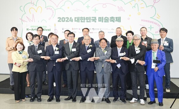 강기정 광주광역시장이 22일 오후 서울 국립현대미술관 서울관 작업실에서 유인촌 문화체육관광부 장관, 박형준 부산광역시장 등과 ‘2024 대한민국 미술축제 추진 공동선언문’을 발표한 뒤 손을 맞잡고 기념촬영을 하고 있다./광주광역시 제공