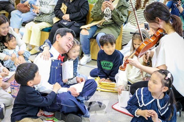 광양시는 광양예술창고 복합문화공간에서 열린 “시장님! 책 읽어주세요~” 북 콘서트를 성황리에 종료했다