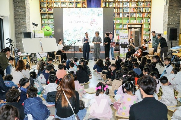 광양시는 지난 20일 광양예술창고 복합문화공간에서 열린 “시장님! 책 읽어주세요~” 북 콘서트를 성황리에 종료했다