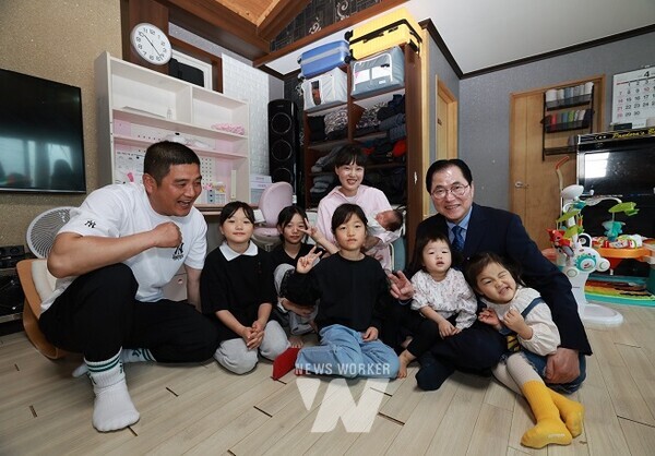 신우철 군수는 여섯째 아이를 출산한 보길면 김찬성, 김희정 씨 부부를 만나 축하 인사를 전했다.