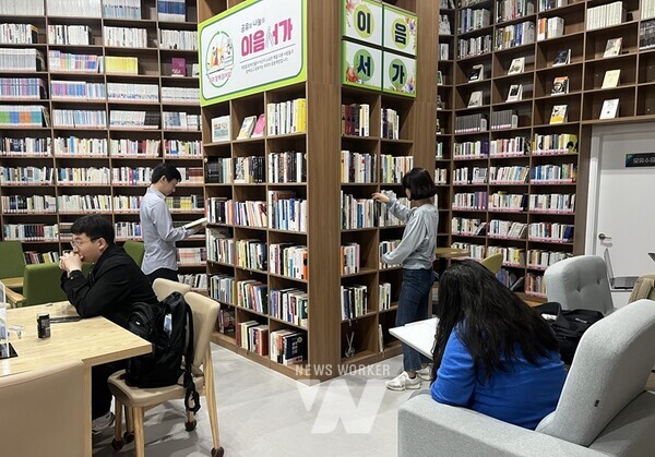 광주시 남구(구청장 김병내)는 주민이 소유한 책을 타인과 공유하며 나눔과 소통의 가치를 추구하는 ‘이음서가’를 운영한다.