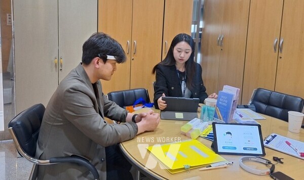 두뇌 건강 검사 기기를 활용한 일대일 심리상담을 진행하고 있다.