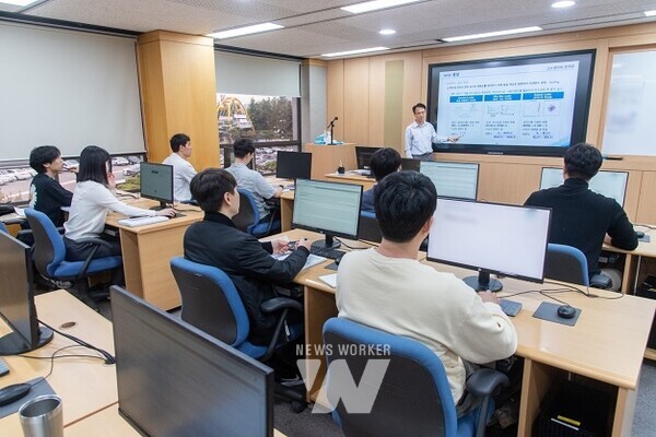지난 22일, 광양제철소 직원들이 광양 포스코인재창조원 교육관에서 '뉴칼라' 파이썬 교육과정을 수강하고 있다.