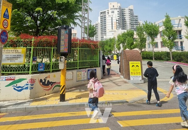 광주시 서구(구청장 김이강)가 광주에서 처음으로 초등학교 인근 어린이보호구역에 인공지능(AI) 기반 안전신호등을 설치했다