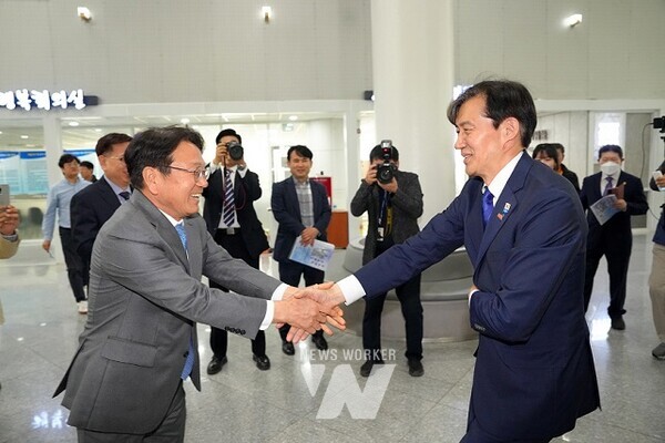 강기정 광주광역시장이 23일 오전 ‘조국혁신당 당선인 현안간담회’ 참석차 시청을 방문한 조국 대표와 악수를 하고 있다. /광주광역시 제공