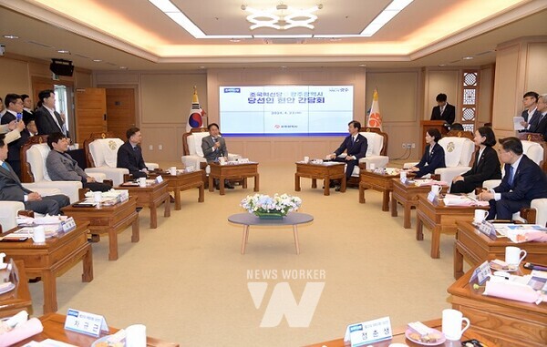 강기정 광주광역시장이 23일 오전 시청 비즈니스룸에서 열린 ‘조국혁신당 당선인 현안간담회’에 참석해 조국 대표 등 참석자들과 함께 기념촬영을 한 후 주요 시정현안에 대한 지원을 요청하고 있다. /광주광역시 제공