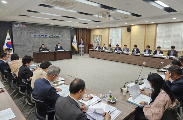 전남 영광군은 지난 22일 강종만 군수 주재로 국비 확보와 공모사업 대응을 위한 “2025년도 국비 건의사업 추진상황 및 2024년 공모사업 대응계획 2차 보고회”를 개최했다.