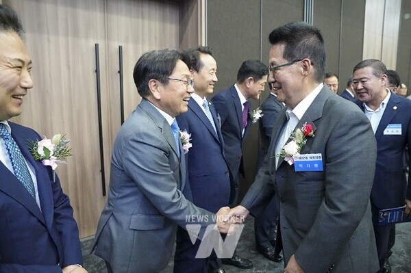 강기정 광주광역시장이 23일 오후 서구 광주상공회의소 대강당에서 열린 ‘제22대 광주·전남 국회의원 당선인 합동 축하 인사회’에 참석해 당선인들과 인사를 나누고 있다./광주광역시 제공