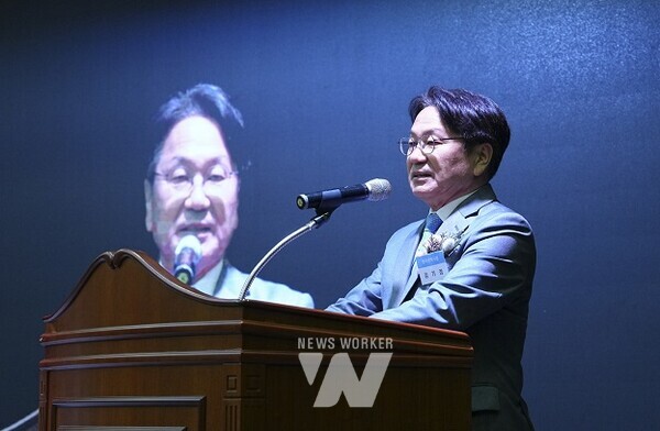 강기정 광주광역시장이 23일 오후 서구 광주상공회의소 대강당에서 열린 ‘제22대 광주·전남 국회의원 당선인 합동 축하 인사회’에 참석해 인사말을 하고 있다./광주광역시 제공