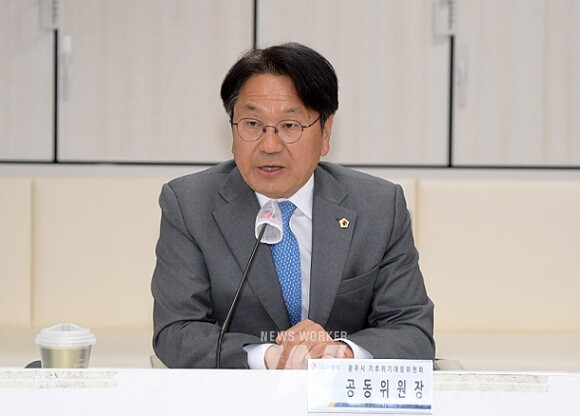 강기정 광주광역시장이 23일 오후 시청 중회의실에서 열린 ‘2024년도 기후위기 대응위원회 회의’에 참석해 위원회 운영실적 보고를 받고 안건을 심의한 후 참석자들과 함께 기념촬영을 하고 있다. /광주광역시 제공