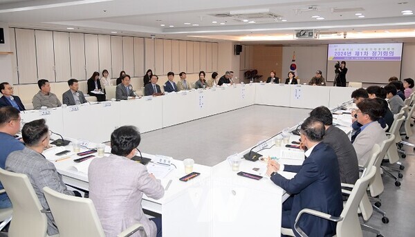 강기정 광주광역시장이 23일 오후 시청 중회의실에서 열린 ‘2024년도 기후위기 대응위원회 회의’에 참석해 위원회 운영실적 보고를 받고 안건을 심의한 후 참석자들과 함께 기념촬영을 하고 있다. /광주광역시 제공