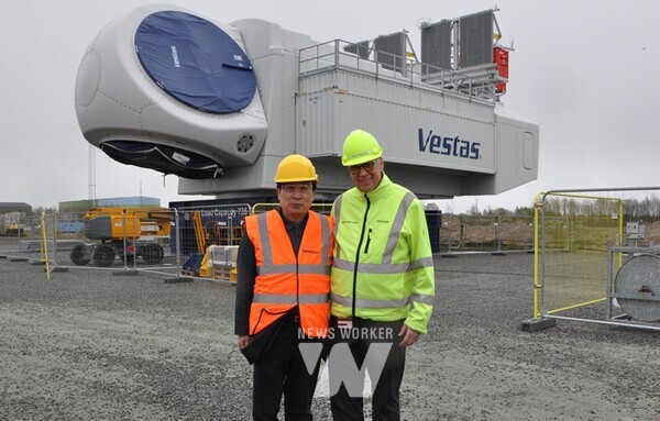박홍률 목포시장이 23일(현지 시간) 덴마크 베스타스 린도 터빈공장을 시찰하고 기념촬영을 하고 있다. / 목포시 제공