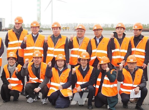 박홍률 목포시장이 23일(현지 시간) 덴마크 베스타스 린도 터빈공장을 시찰하고 기념촬영을 하고 있다. / 목포시 제공