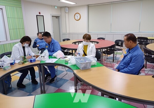 전남 광양시는 시민들의 건강 수준을 향상하기 위해 건강수명 연장과 건강 형평성 제고를 목표로 시민 누구나 참여하고 함께 누릴 수 있는 생애주기별, 생활터별, 취약계층별 맞춤형 건강증진 서비스를 제공하고 있다.